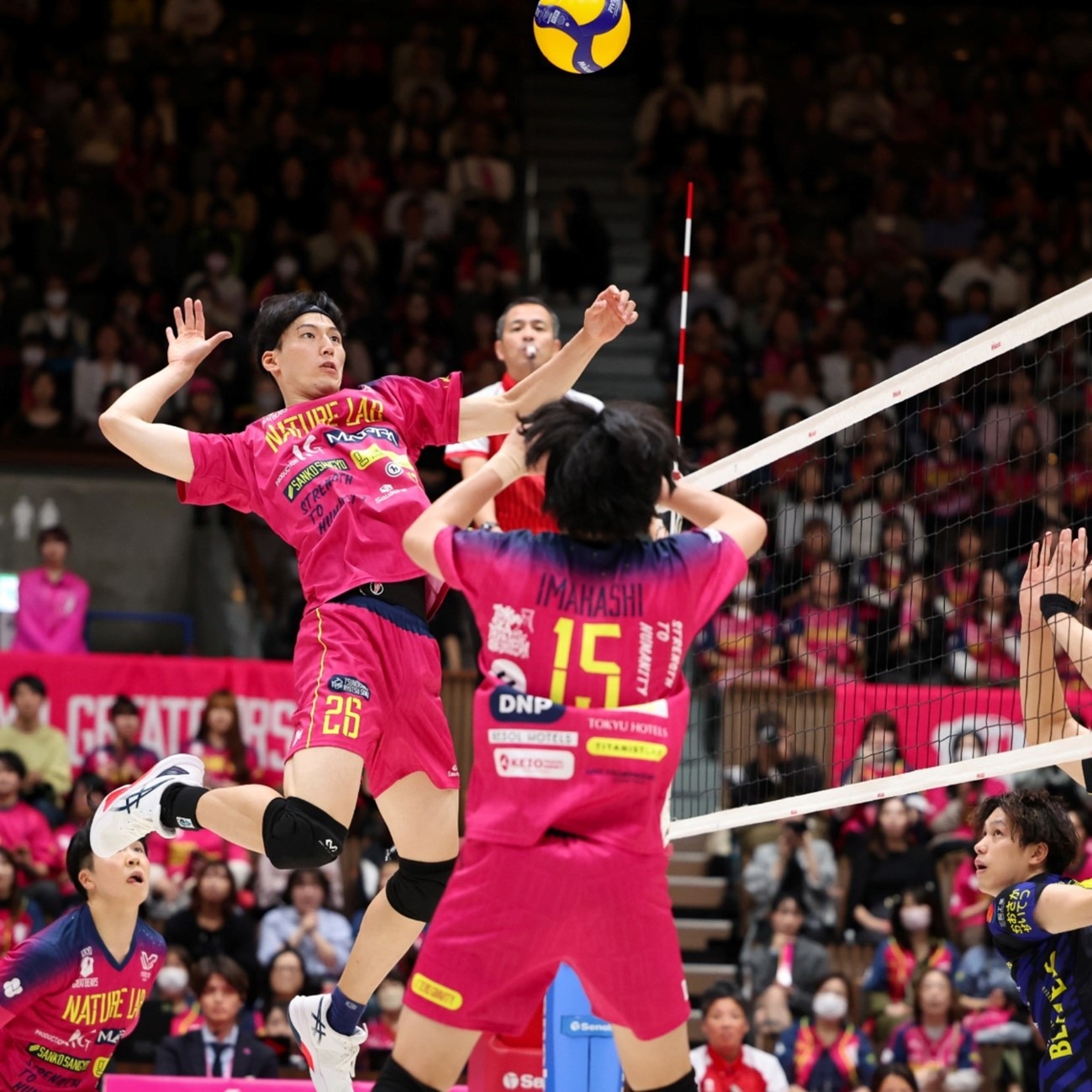 野茂英雄的“龙卷风”投球慢镜头在棒球科普节目中被反复播放